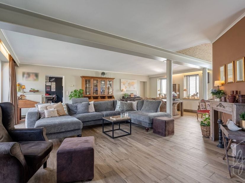 Deze woning, strategisch gelegen in een doodlopende straat biedt u de balans tussen wooncomfort en professionele mogelijkheden. Interesse? 0494 612 63