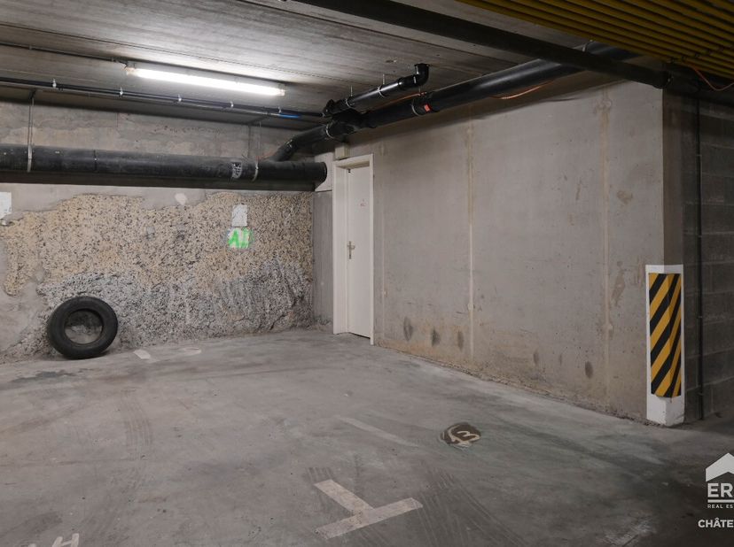 ERA Chatelain biedt u deze autostaanplaats te koop aan voor euro19.000, ideaal gelegen in de gemeente Etterbeek.Gelegen op niveau -1 van het gebouw, m