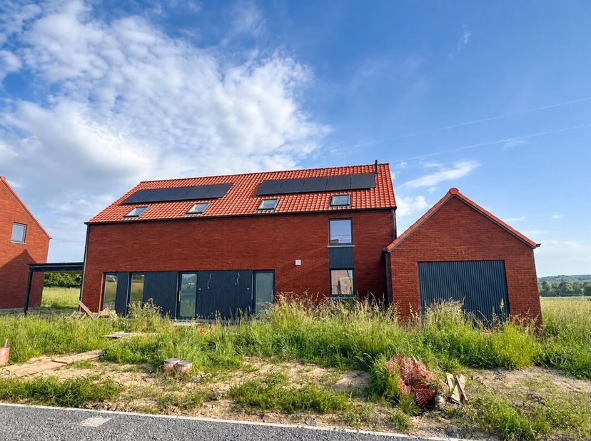 Située dans le cadre paisible et verdoyant d'Ellezelles, cette maison neuve 3 façades, offre tout le confort moderne. Grâce à sa conception écoénergét