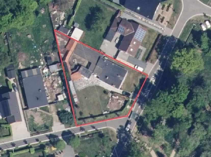 Openhuizendag op zaterdag 13 juni van 15u30 - 16u30<br />
Deze woning, gebouwd in 1963, is gelegen op een ruim en uniek perceel. Doorheen de jaren wer