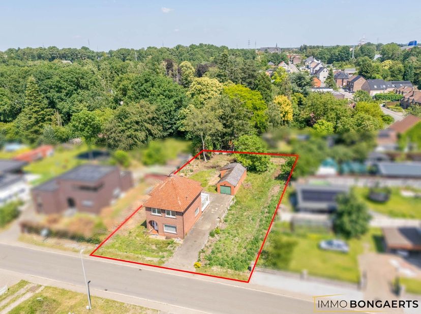 TE RENOVEREN WONING OP PERCEEL MET TAL VAN MOGELIJKHEDEN<br />
<br />
Deze woning is gelegen op een perceel van maar liefst 12a26ca. Door zijn central