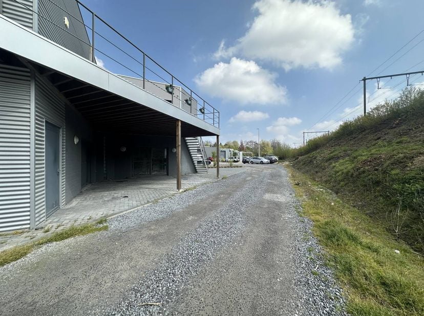 Op een strategische locatie net buiten Hasselt bevindt zich deze lichtrijke kantoorruimte van ca. 40 m², gelegen in de KMO-zone aan Het Dorlik 11.<br
