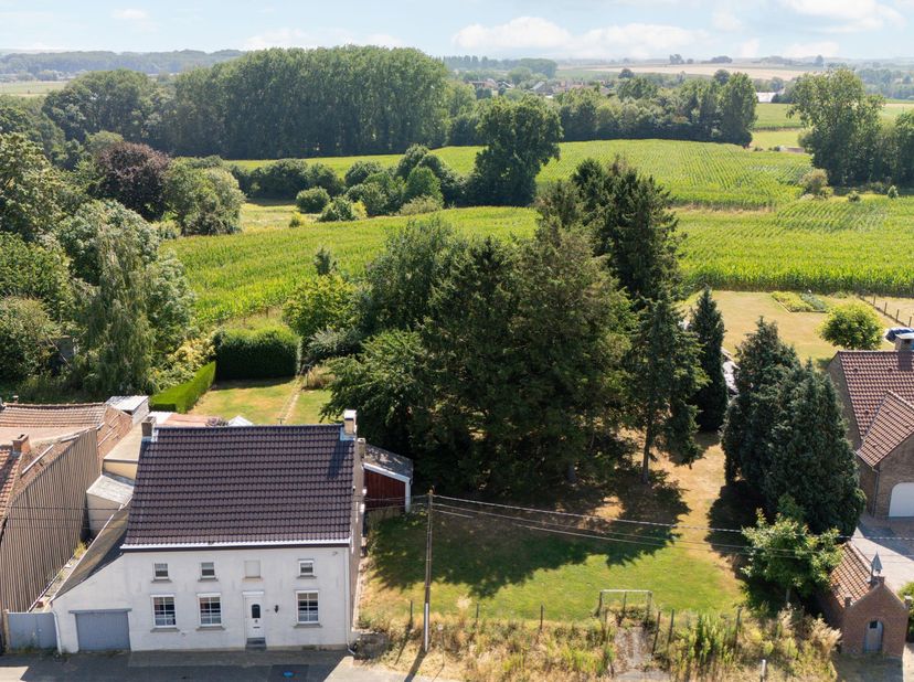 Nous avons le plaisir de vous proposer cette maison à rénover.<br />
Le rez-de-chaussée se compose d’un salon, d’un séjour, d’un espace repas, d’une c