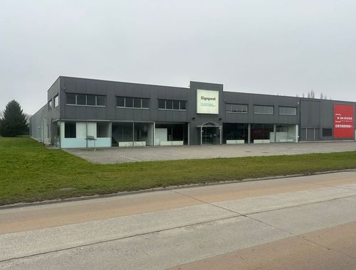                                         Entrepôt avec bureau à louer à Lokeren, € 13.700
