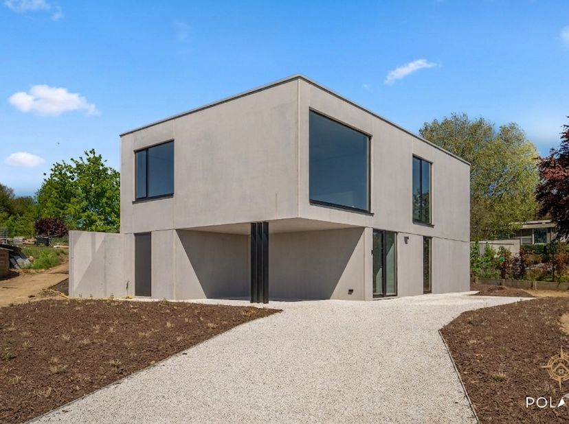 Sur un grand terrain de 20 ares à Bekkevoort se trouve cette villa neuve entièrement finie et ultramoderne. La maison a été construite par le spéciali