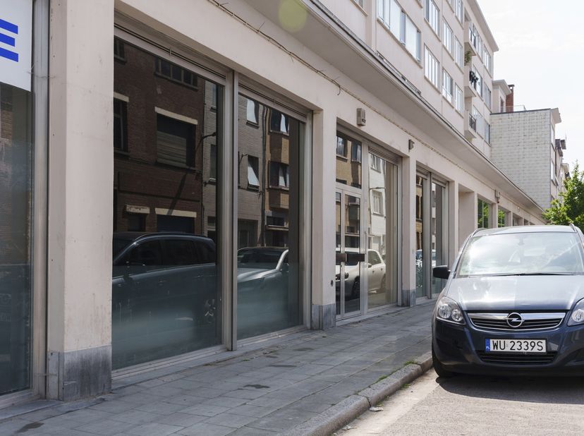 Dans la Marnixstraat à Anvers (2060) se situe ce rez-de-chaussée commercial avec une configuration ouverte et une hauteur sous plafond exceptionnelle