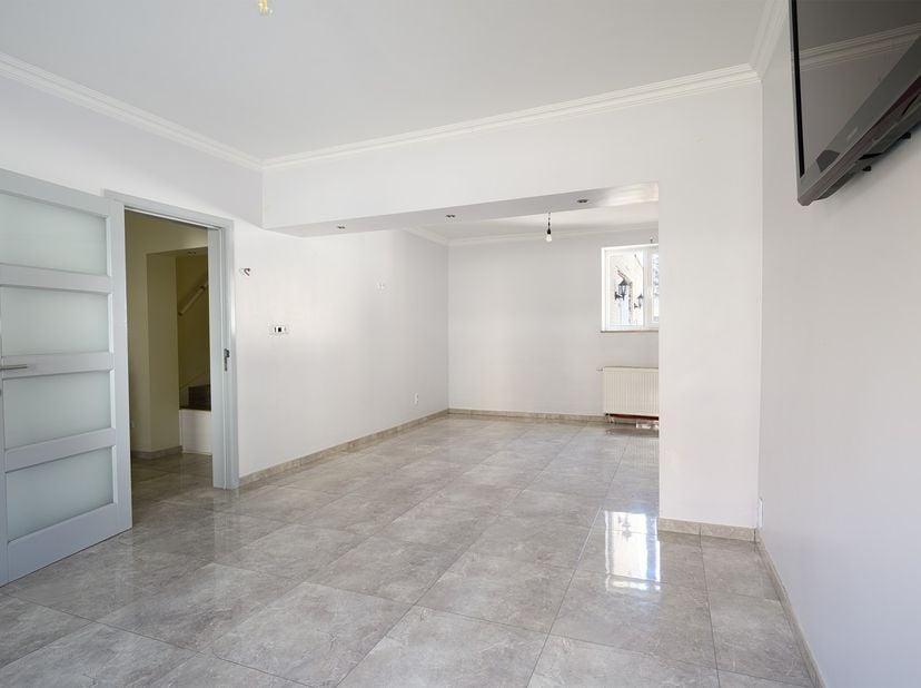 Charmante woning met grote tuin in As – veel potentieel!<br />
<br />
Welkom in deze karaktervolle woning gelegen aan de Steenweg 4 in As. Gebouwd in