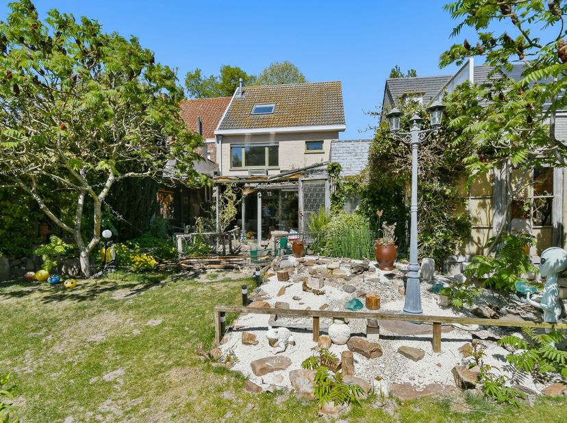 Deze gezinswoning biedt een uitstekende basis voor wie op zoek is naar een woning met ruimte, potentieel en vooral een heerlijke tuin om volop van het