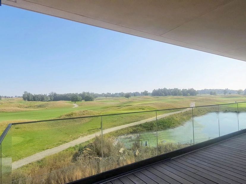 Prachtig appartement van 130 m² en terras van 20 m² op een unieke ligging naast de golf van Sterrebeek. Indeling: ruime living van 52 m², volledig uit