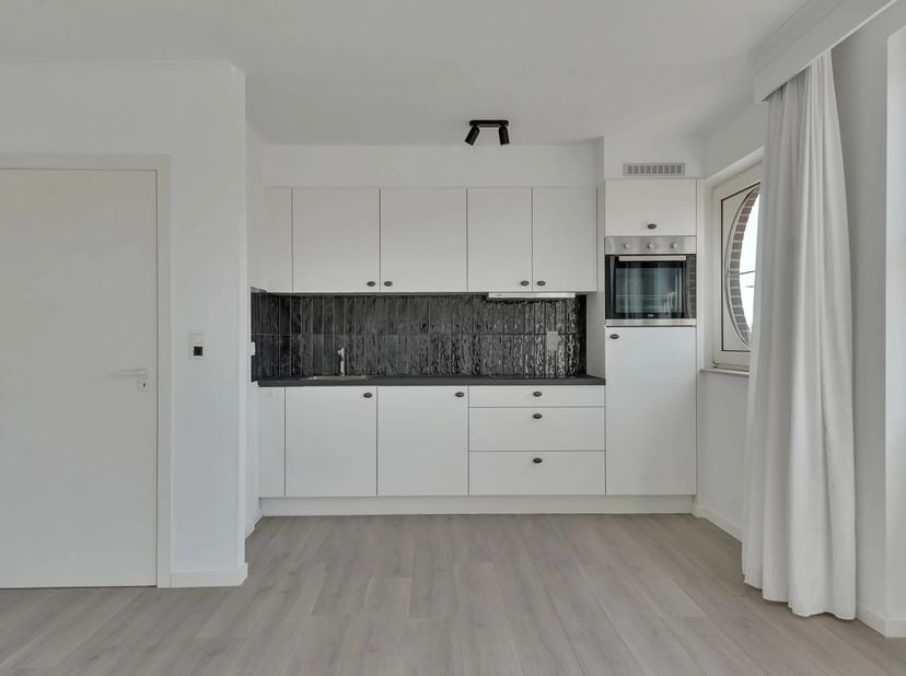 Investeringskans in Bilzen  Instapklaar appartement met sterk verhuurpotentieel.<br />
Dit volledig gerenoveerde appartement aan de Zeepstraat 4 in Bi