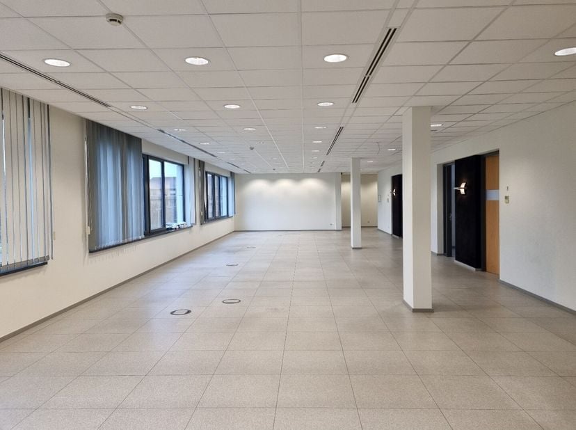 Representatieve kantoren gelegen op de eerste verdieping met een oppervlakte van 527 m², inclusief een 25-tal parkeerplaatsen met voorziening van laad