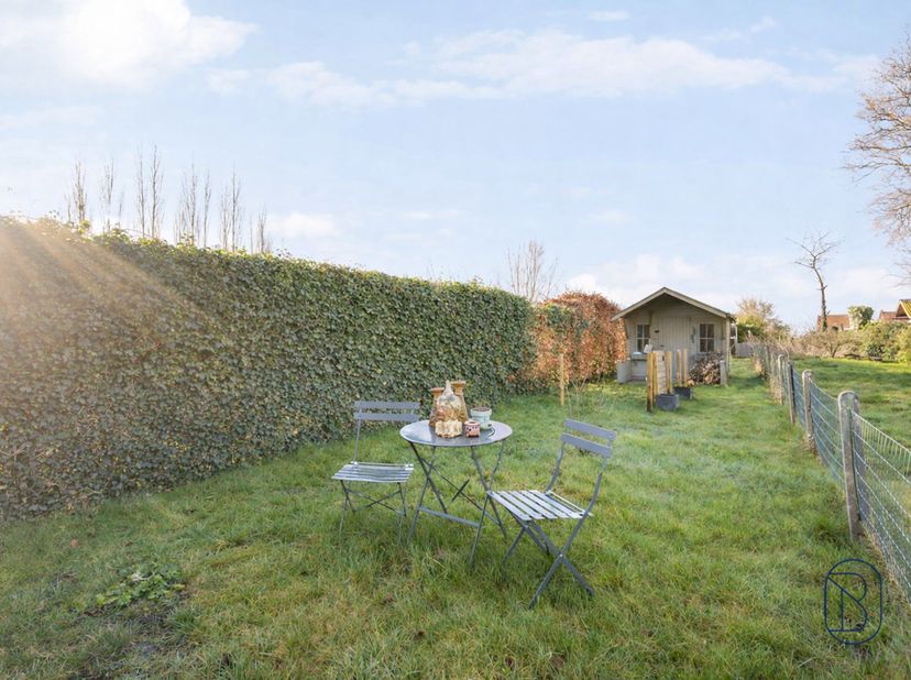 TOFFE en RUSTIG gelegen woning aan de groene rand van Ronse, met zij-ingang die toegang geeft tot het terras en tuin.<br />
Op het gelijkvloers bevind
