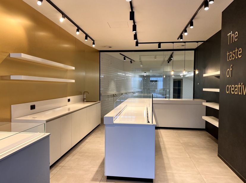 Emplacement commercial extrêmement avantageux d'environ 170m², situé au meilleur emplacement de Schilde, adapté à un magasin, un bureau, un cabinet mé