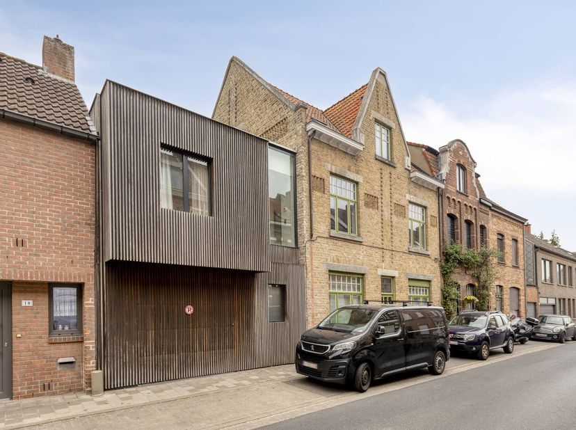 Nabij de Kruispoort (Dampoortstraat) te Sint-Kruis, centraal gelegen aan de stadsrand van Brugge bevindt zich dit gerenoveerd, klassevol huis te koop