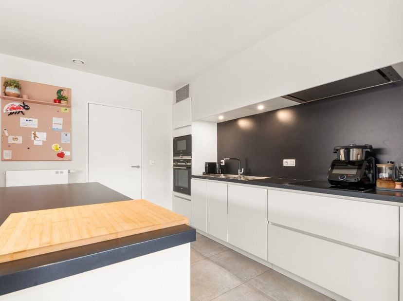 Instapklare en lichtrijke woning met drie slaapkamers te koop in DeerlijkDeze moderne halfopen woning uit 2017 is volledig instapklaar en werd afgewer
