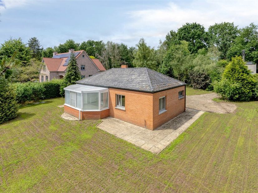 A VENDRE : Maison à rénover sur un terrain de plus de 13 ares dans un emplacement de choix à Bolderberg !<br />
Cette maison à rénover se trouve dans