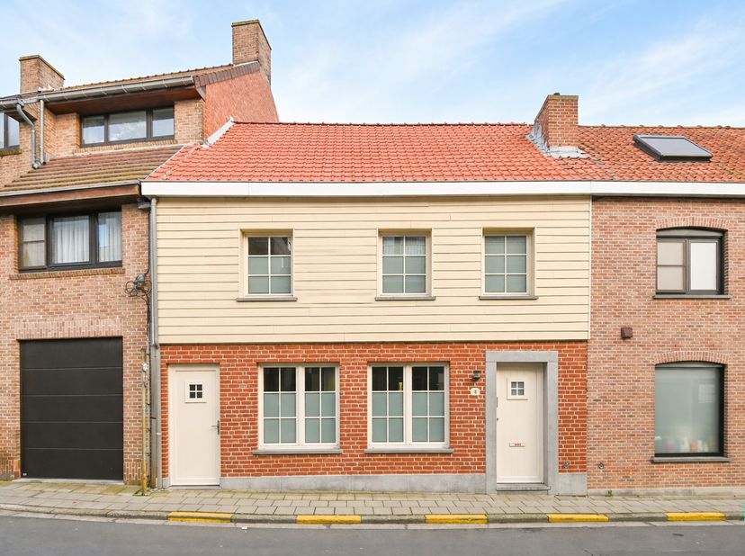Ontdek deze instapklare en verrassend ruime gezinswoning, genietende van een bewoonbare oppervlakte van 228 m² (volgens EPC-attest) met 3 volwaardige