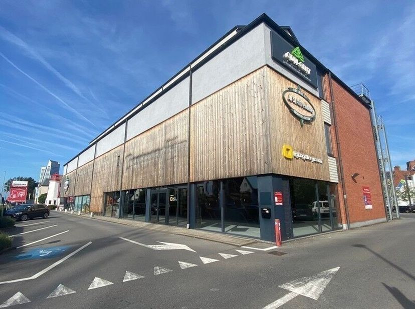 850m² winkel op zichtlocatie aan N43<br />
Ligging: ter hoogte van AZ Maria Middelares rechtover Maaltebruggepark vlakbij oprit R4 Buitenring Zwijnaar