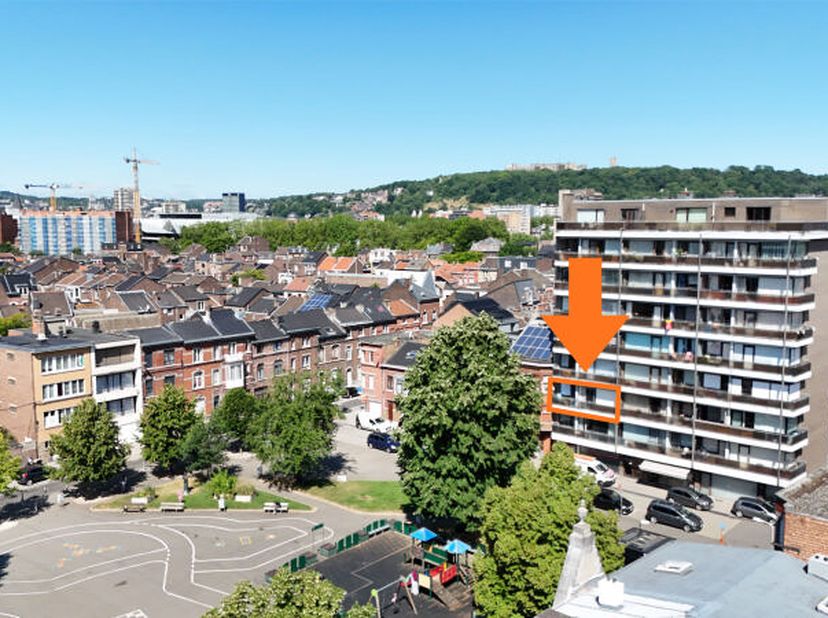 Bel appartement 2 chambres (+/- 89m² d'après PEB) idéalement situé à Liège au 2ème étage d'un immeuble avec ascenseur à proximité de toutes les commod