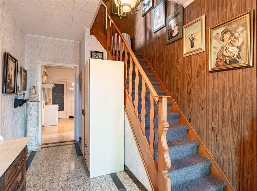 Deze ruime woning biedt alles wat een gezin nodig heeft. U betreedt de woning via de inkomhal die toegang geeft tot de verschillende leefruimtes. De o