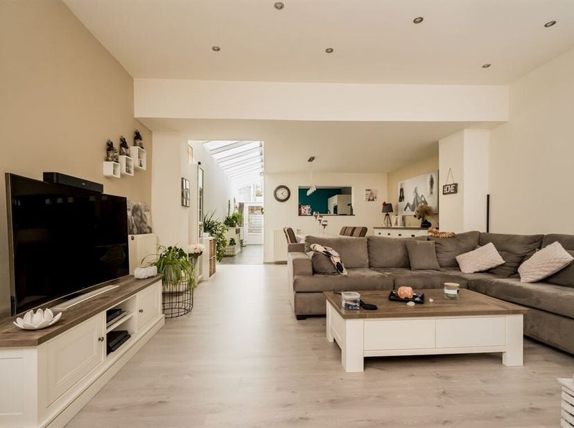Woning met 3 slaapkamers, zonnepanelen en batterij te Duffel<br />
Laat u verrassen door deze lichtrijke en instapklare woning:<br />
Troeven:<br />
3