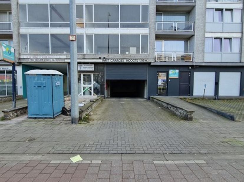 Garagebox (P77) gelegen in een garagecomplex onder een appartementsgebouw. Vrij van vocht en afgesloten met een kantelpoort. Ideaal voor parkeerplaats