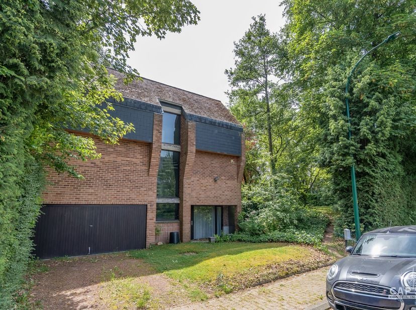 Cap Sud a le plaisir de vous présenter cette remarquable villa d’architecte idéalement située dans l’un des quartiers résidentiels les plus prisés de