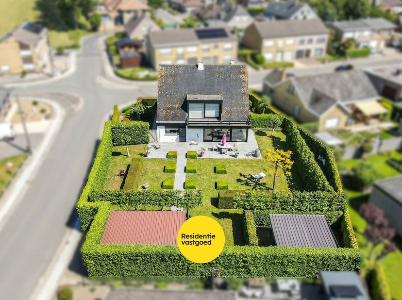 Rustig gelegen alleenstaande woning met prachtige tuin op een perceel van 980 m² in een residentiële woonwijk te Eernegem. Deze ruime gezinswoning bes