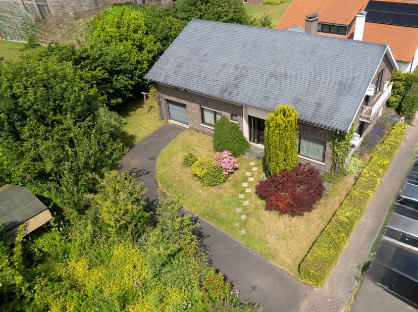 Woning met bureel en 4 slpks op residentiële &amp;amp; centrale ligging. Grondopp 748m2.&amp;nbsp; Bewoonbare opp 280m2.<br />
<br />
In deze gegeerde residen