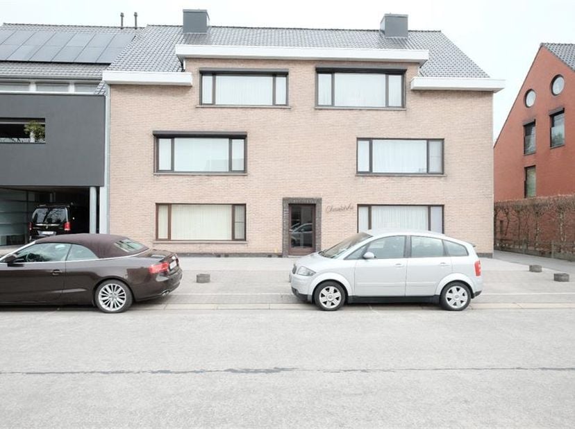 In de rustige Pantserstraat, op een boogscheut van het centrum van Roeselare, vindt u dit instapklaar appartement van 75 m² op de gelijkvloerse verdie