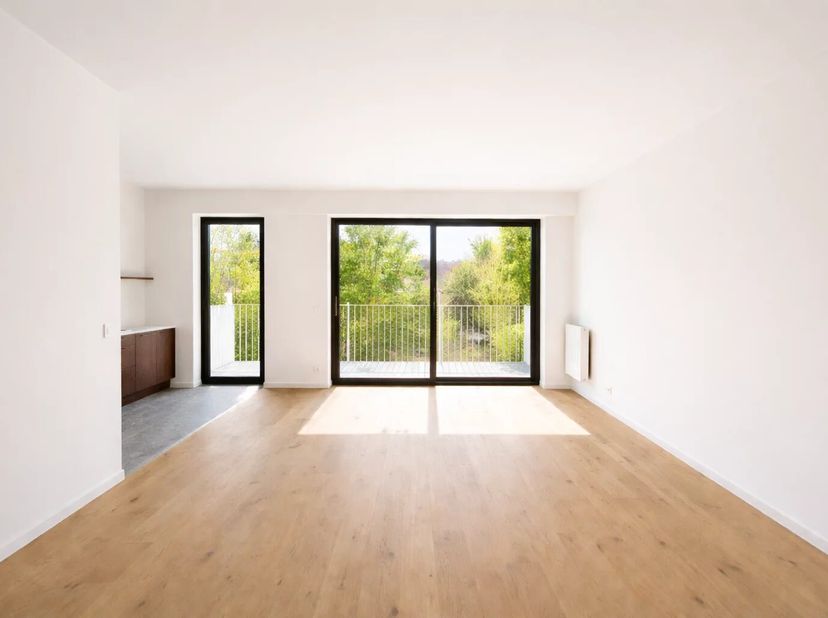 Het gloednieuwe W project biedt u op de 5de verdiep., een 2 slaapkamer appartement (Design afwerking), waarvan de leefruimte is uitgebreid met een sup