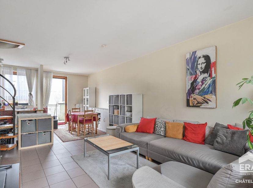 an Hopstraat 39, 1000 Brussel, wordt dit moderne duplexappartement, gebouwd in 2005, te koop aangeboden door ERA Châtelain. Het pand geniet van een st