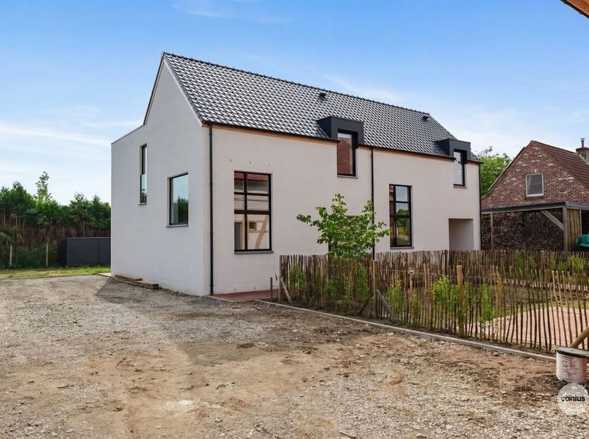 KNAPPE NIEUWBOUWWONING MET 3 SLPKS<br />
Veerstraat 60B is de thuisbasis van deze knappe nieuwbouwwoning, dit pand bevindt zich achter de prachtige va
