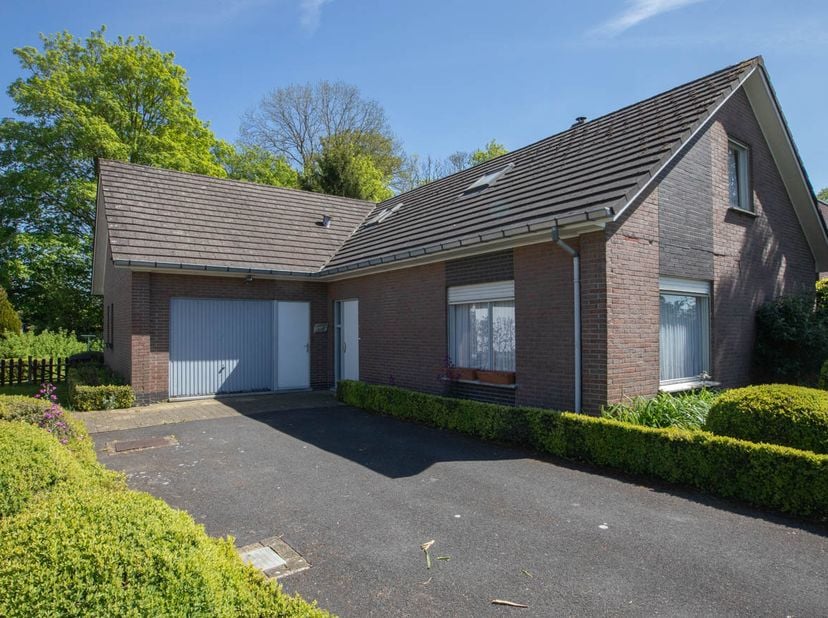 ALLEENSTAANDE WONING IN RUSTIGE WIJK -<br />
Woning gelegen in een rustige en wijk op een perceel van 670 m². <br />
De woning omvat een hal, living,