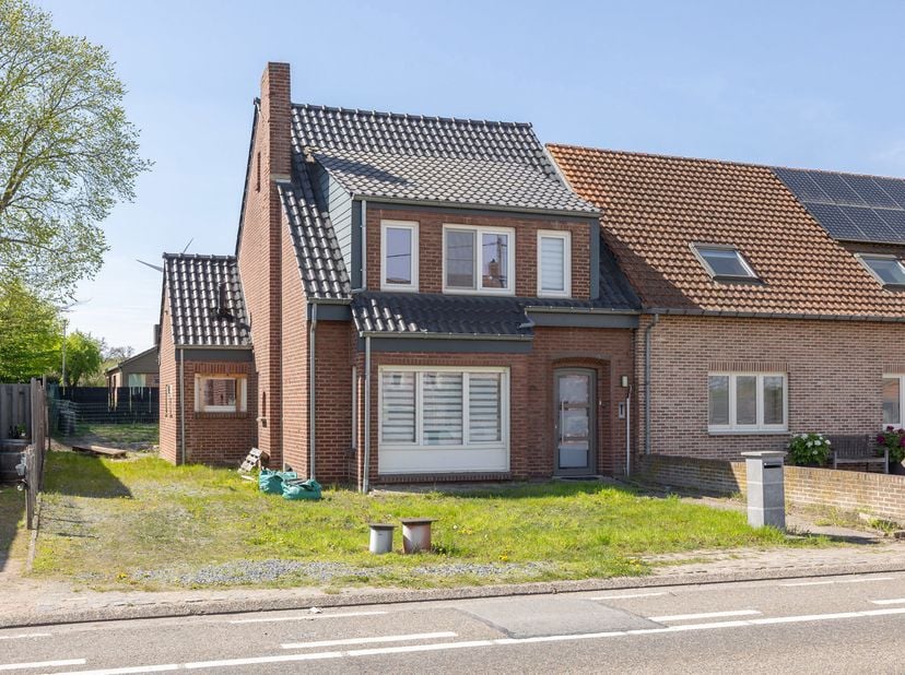 Ben je op zoek naar een grotendeels gerenoveerde woning met 3 slaapkamers en centrale ligging? Dan is deze woning op een perceel van 5a11ca precies wa