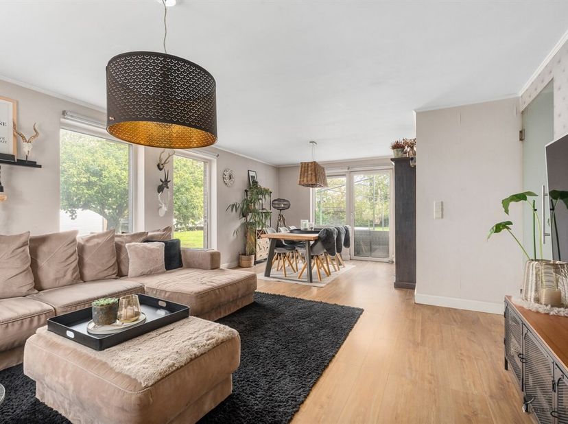 Deze charmante woning is gelegen op een perceel van 10a73ca en geniet van een rustige ligging met een prachtig, vrij uitzicht over de achterliggende v