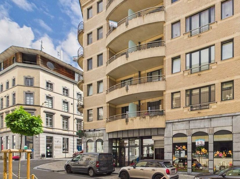 Situé au troisième étage de la résidence Les Thermes, cet appartement, fraîchement repeint, séduit par ses beaux volumes et son confort.&amp;nbsp;Il se co