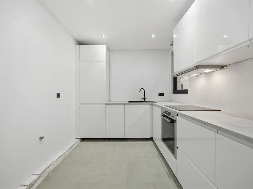 En plein cœur de la ville se trouve cette maison récemment rénovée, avec sa façade peinte en blanc et ses hauts plafonds. Tant les installations techn