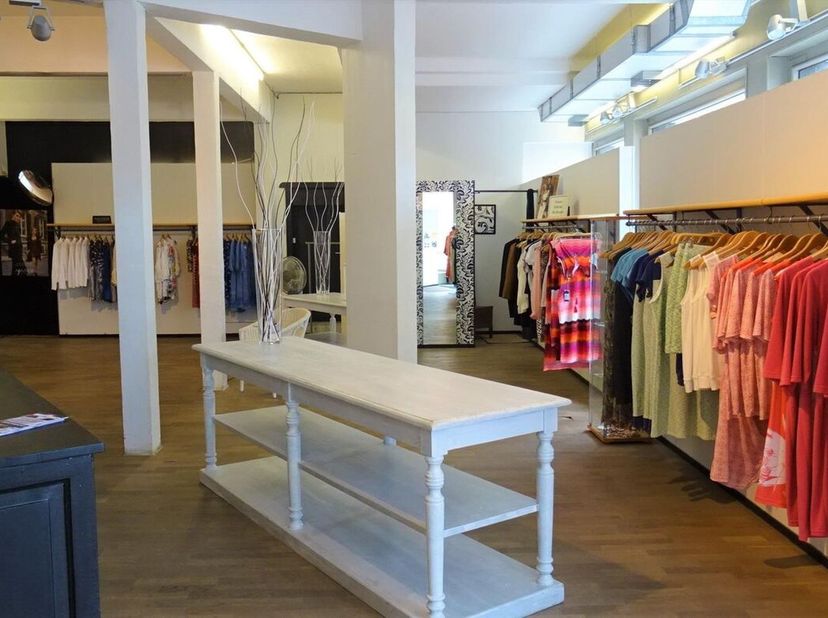 Zeer goed gelegen commerciële ruimte van ca. 129m². Dit pand heeft een vitrine van maar liefst ca. 20,59m. Uitstekend gelegen in het centrum van Tiene