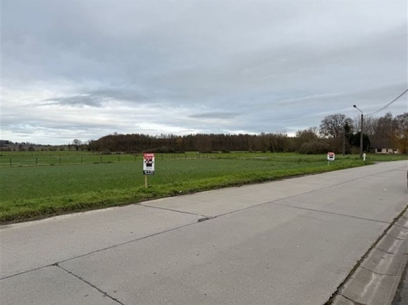 Zeer aantrekkelijke bouwkavel van 8 are 43 centiares gelegen in een aangename wijk van Gaurain-Ramecroix, op minder dan 10 minuten van de snelweg en h