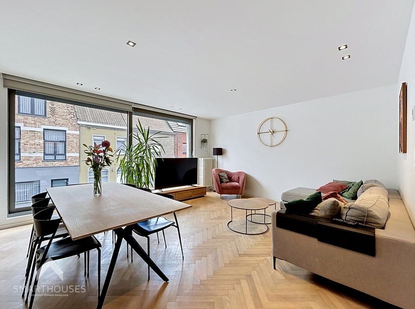 Energiezuinige en volledig gerenoveerde woning op een interessante locatie nabij het centrum, bestaande uit een ruime inkomhal met was-/bergplaats, ee