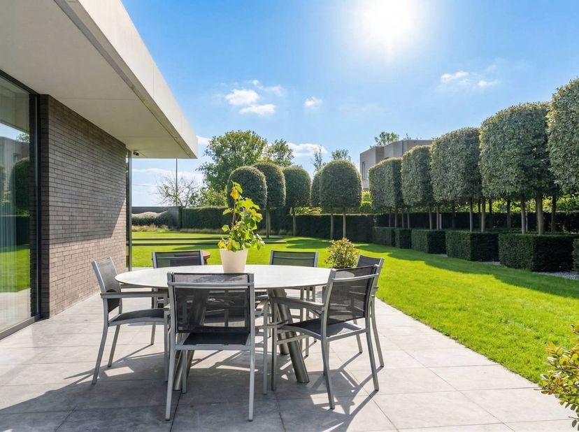 Gelegen te Vaartdijk Noord 50 in Leffinge bevindt zich deze exclusieve villa met mooie glaspartijen te koop op een ruim zuid georiënteerd perceel. Dez