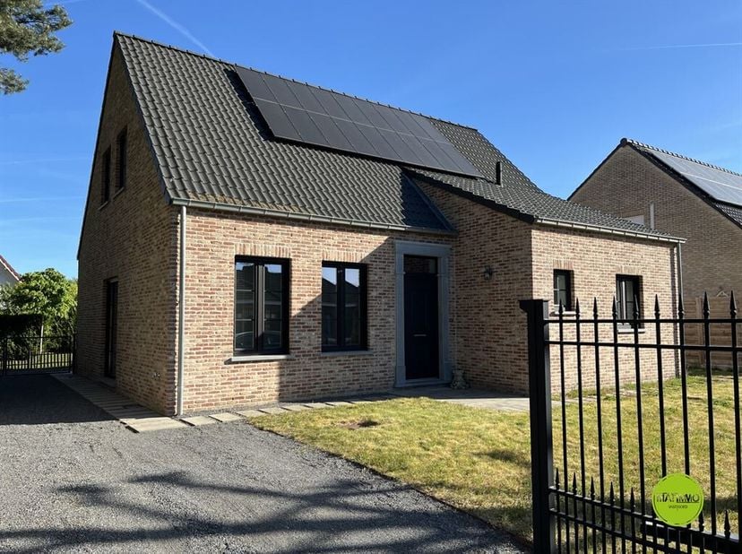 Instapklare BEN-woning met potentieel tot 3 slaapkamers<br />
In een aangename en groene omgeving bevindt zich deze recente woning op een perceel van