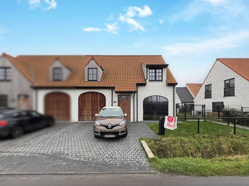 Dans le Zomerweg à Furnes, nous trouvons ce bâtiment mitoyen avec 3 chambres, garage intérieur et jardin ensoleillé à louer. La maison est située dans