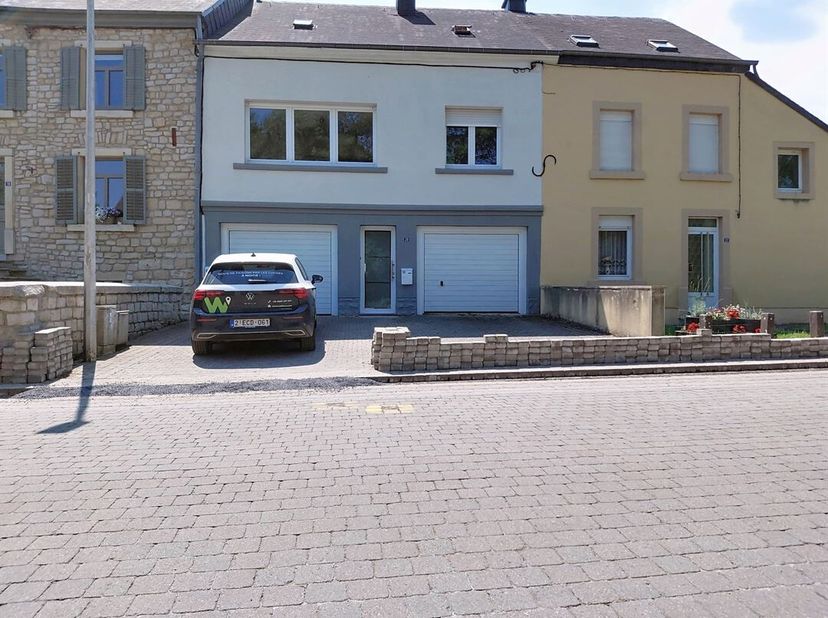 W Immobilière vous propose à la location un appartement avec jardin privatif et garage, idéalement situé à Waltzing, à proximité immédiate dArlon.<br