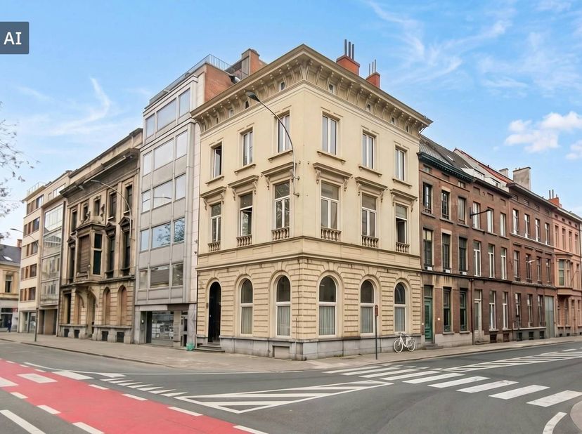 Cette propriété commerciale (environ 120 m²) à louer est située sur la place Sainte-Anne, dans un emplacement stratégique entre le centre-ville histor