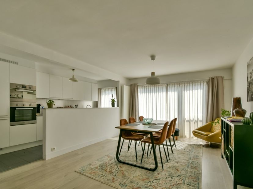 Ontdek dit instapklare appartement op de tweede verdieping, gelegen in het hart van Torhout.<br />
De Markt van Torhout bevindt zich op amper 100 mete