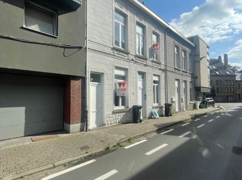 Dit éénslaapkamerappartement is gelegen op de eerste verdieping in een gebouw met lift. Het appartement beschikt over een leefruimte met keuken (koelk