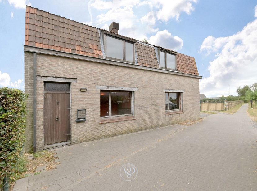 Deze te renoveren eigendom, gelegen op een perceel van circa 1.800 m², biedt bijzonder veel mogelijkheden, mede dankzij de aanwezigheid van diverse ac