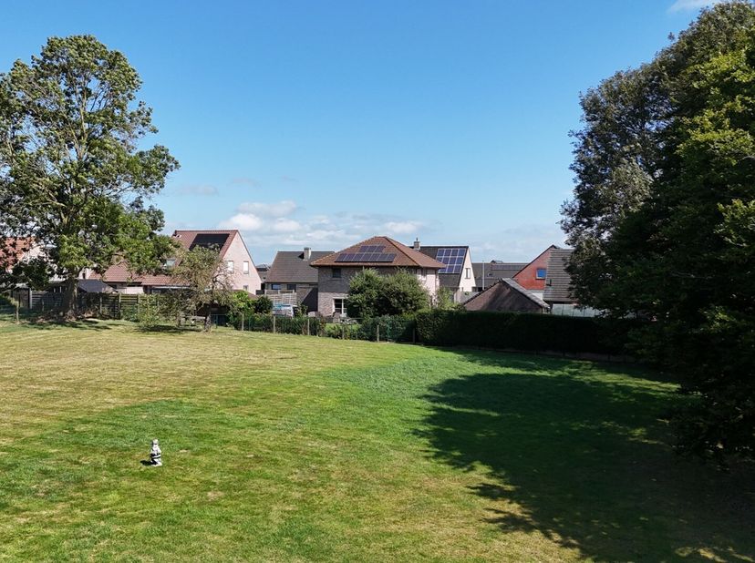 Dit lot bouwgrond is gelegen in het centrum van Houthulst.<br />
Vooraan is reeds vergund voor 1 woning. Achterkant ligt in woonuitbreidingsgebied maa